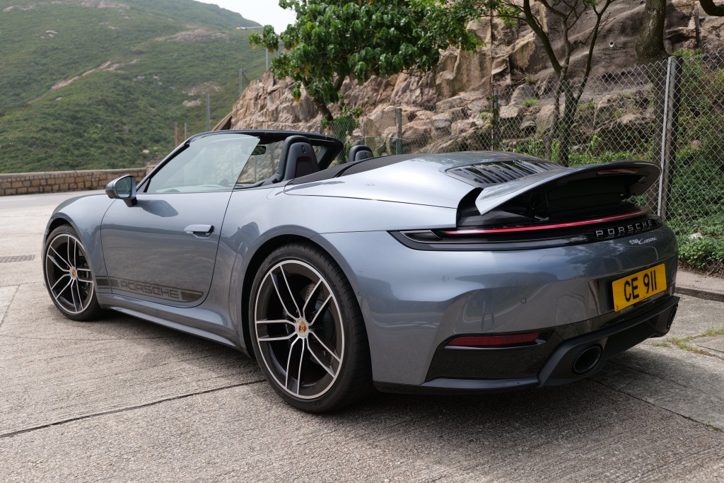 2025年版保時捷Porsche 911 Carrera Cabriolet (992.2)示範車額外配上前20吋、後21吋Carrera Exclusive Design款式輪圈。