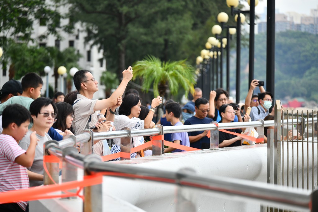杏花邨觀浪人潮。 杏花邨觀浪人潮。