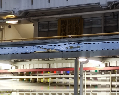 鐵皮簷篷被壓毀。梁國𡶶攝
