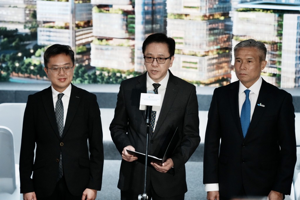 左起：創科局常任秘書長暨港深創新及科技園有限公司董事會主席蔡傑銘、創科局局長孫東、港深創新及科技園有限公司行政總裁馬惟善。