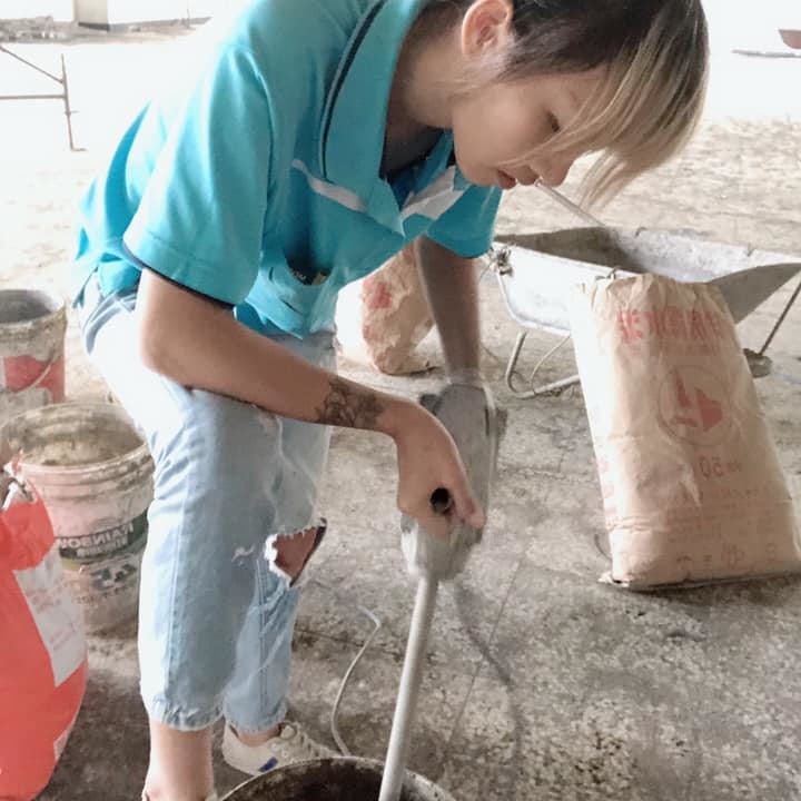 為了減輕老公肩上的負擔，選擇投身於建築業工作。《爆廢1公社》FB圖片