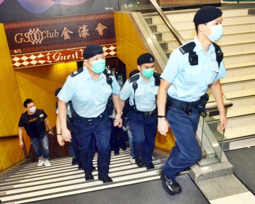 警方出動約50人搜查幸福中心地庫的一間夜總會。