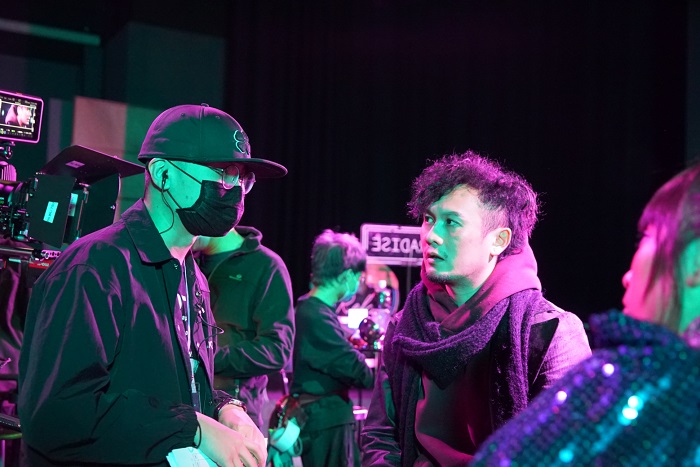 HKDI與一間視覺特效科技公司合作， 拍攝一套 試驗性質、具備延展實境 XR）元素的微電影，由 HKDI動畫及視覺特效高級文憑學生黃霆鋒（左）執導，負責構思劇本、參與拍攝、設定人物角色及服裝。