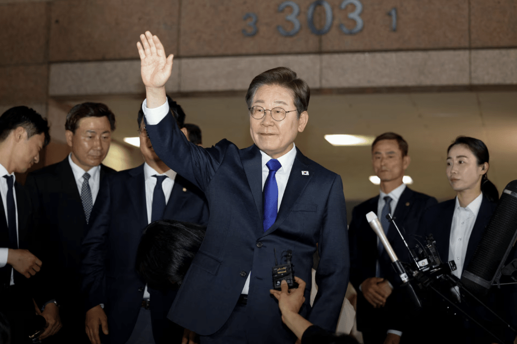 李在明出身寒微,憑自身努力一步步攀上國家權力架構頂峰。路透社 李在明出身寒微,憑自身努力一步步攀上國家權力架構頂峰。路透社