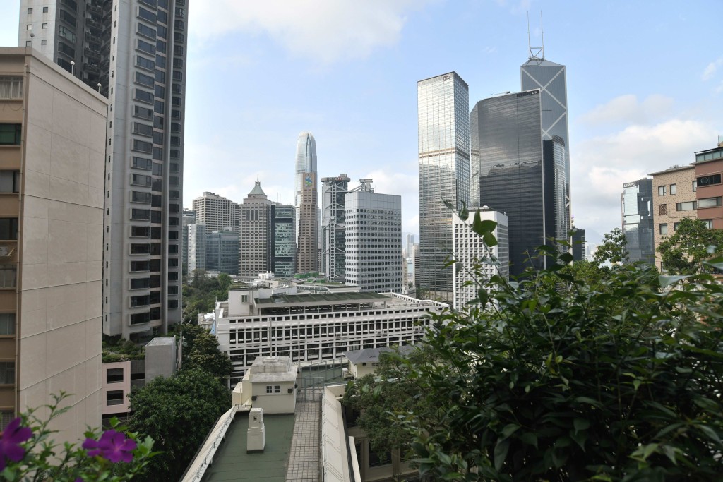 花園前臨中區繁華市景,外望中銀大廈及終審法院等地標建築。