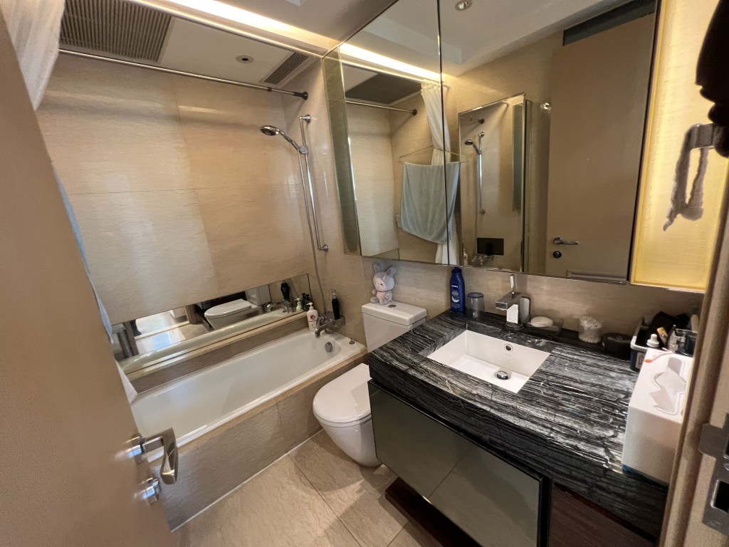 浴室安裝有浴缸等基本沐浴設備，可即買即住。