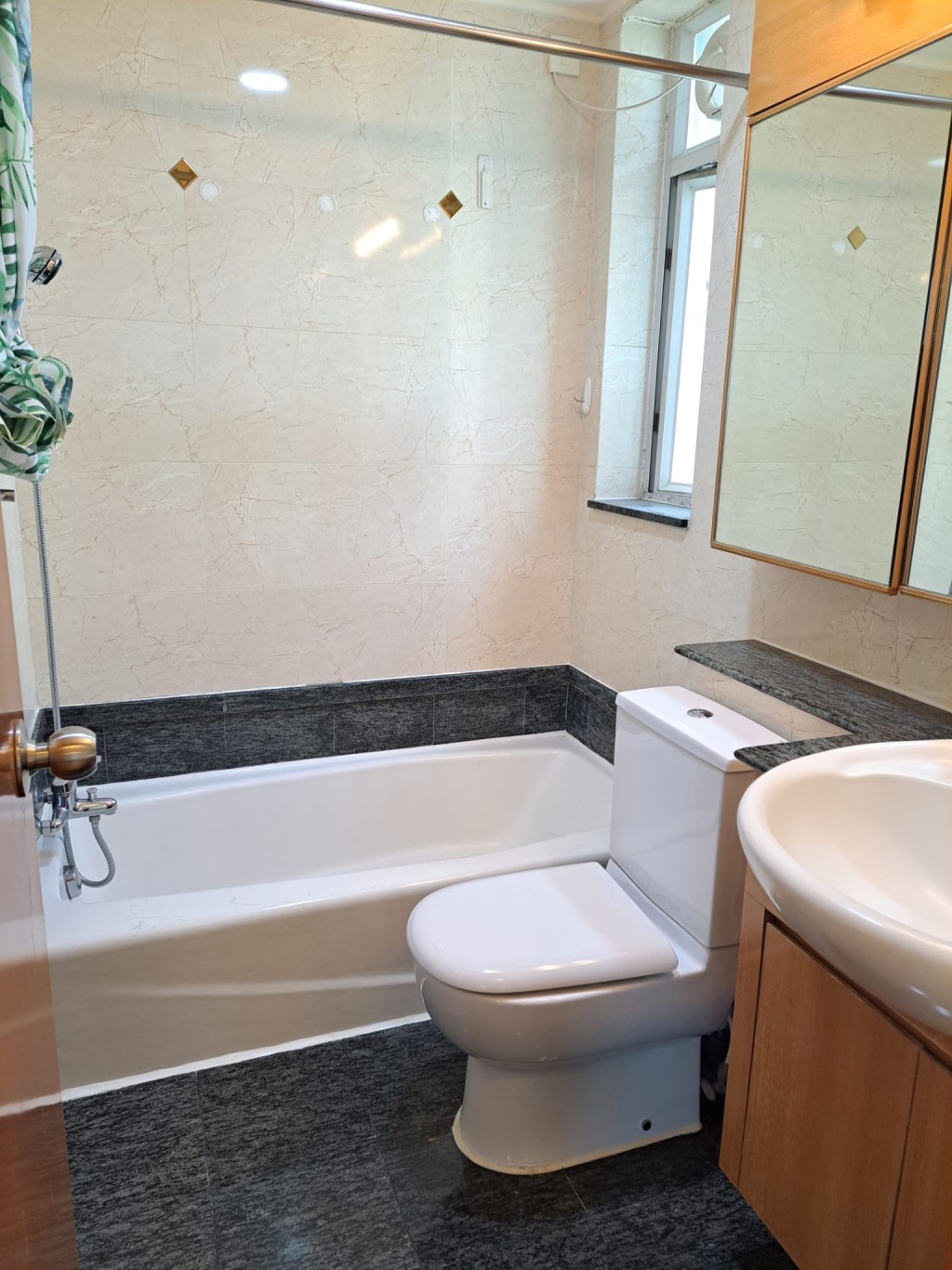 浴室为明厕设计，有助保持空间乾爽洁净。