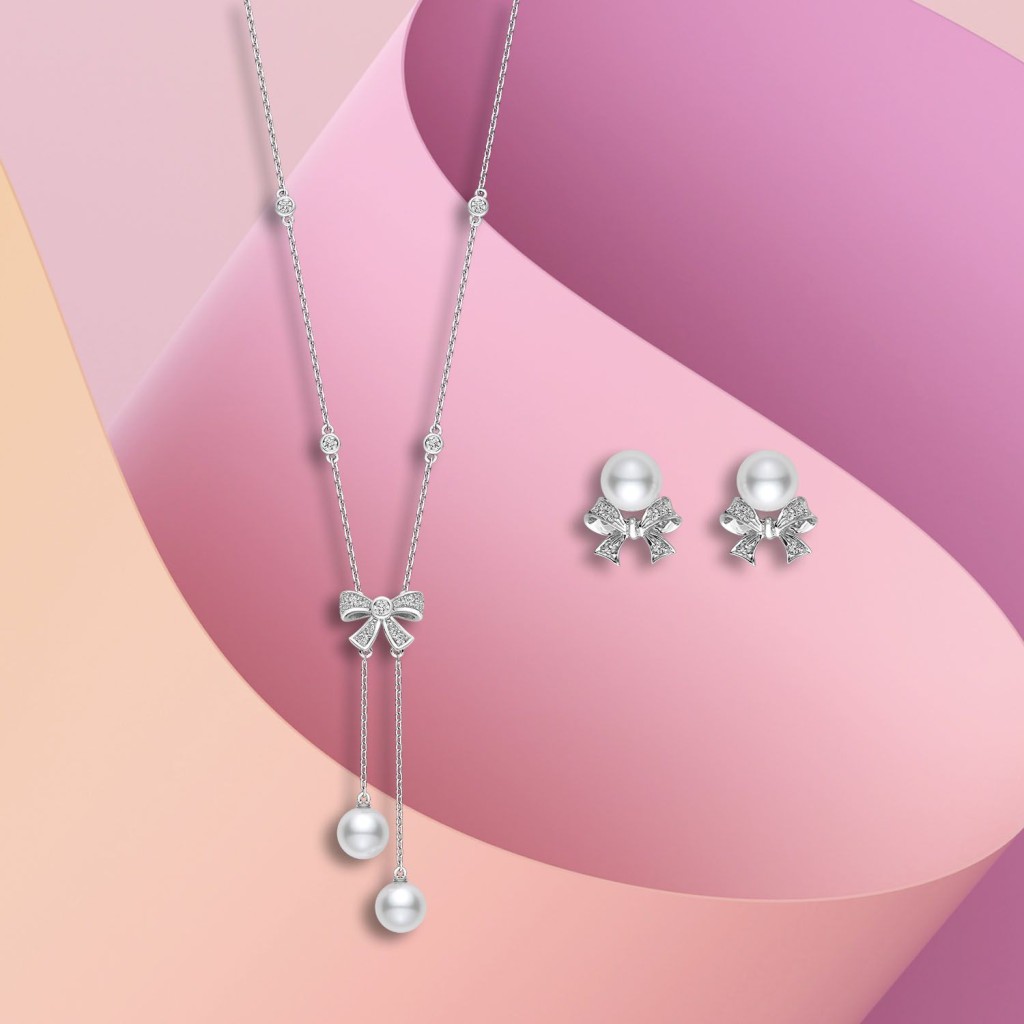 18K白金頸鏈配日本Akoya珍珠及鑽石/$26,800 、18K白金耳環配日本Akoya珍珠及鑽石/$12,800