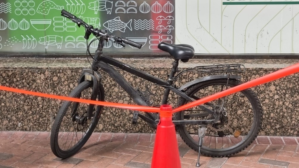 警員在金鐘海富中心查封一部疑與案有關單車。