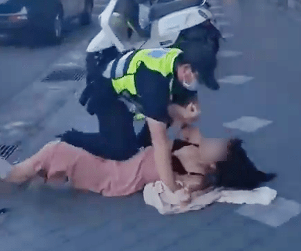 男警摔倒少女，扯甩了少女上衣。
