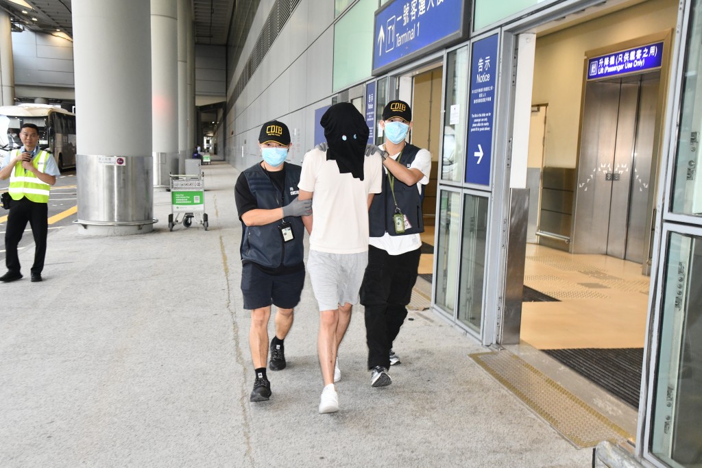 海關拘捕一名26歲本地男子。 海關拘捕一名26歲本地男子。