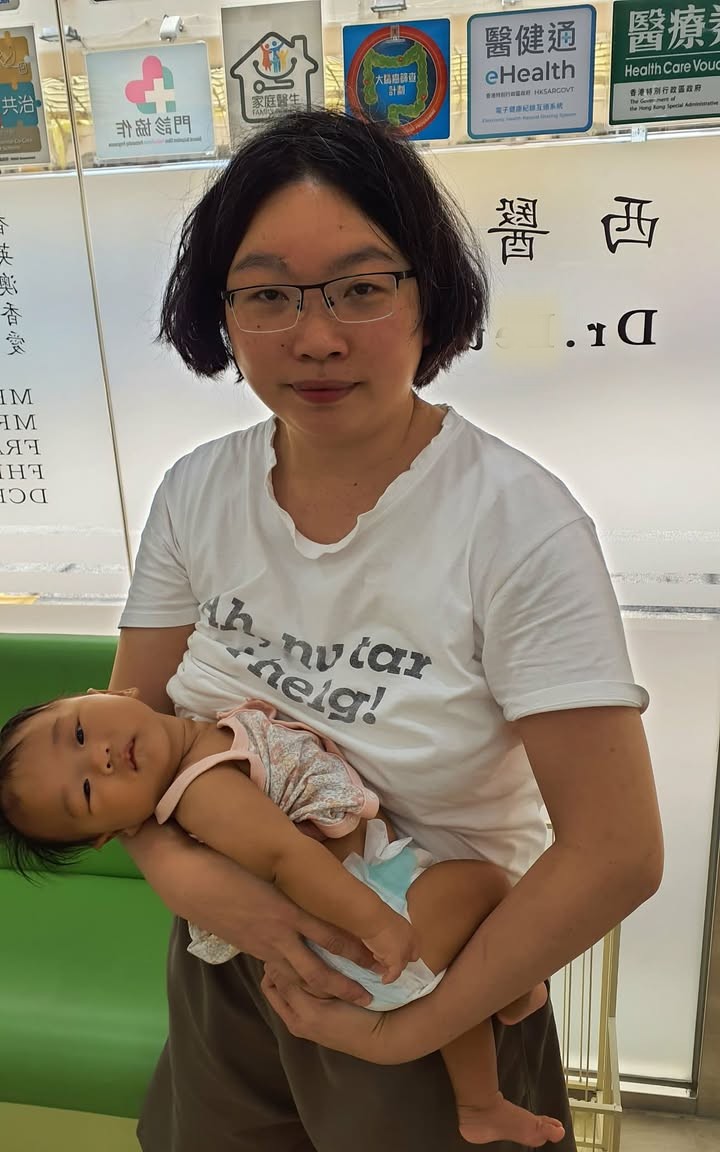 「Save Lily|两个月大的男婴Danny昨晚发高烧,医院指或需进行「脊柱刺穿手术」。(图片来源:《星岛日报》) 「Save Lily|两个月大的男婴Danny昨晚发高烧,医院指或需进行「脊柱刺穿手术」。(图片来源:《星岛日报》)