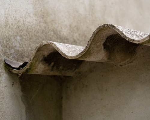 非註冊石棉承辦商違規清拆石棉瓦片罰款8000元。網上圖片