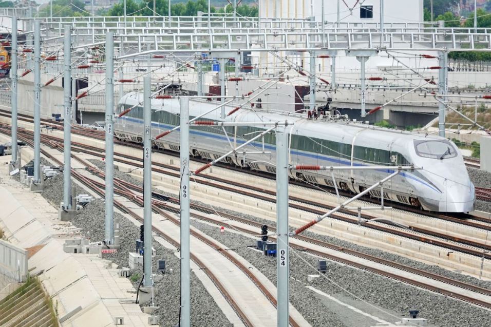 7月16日，一列高速综合检测列车通过潍荣高铁莱荣段海阳站。