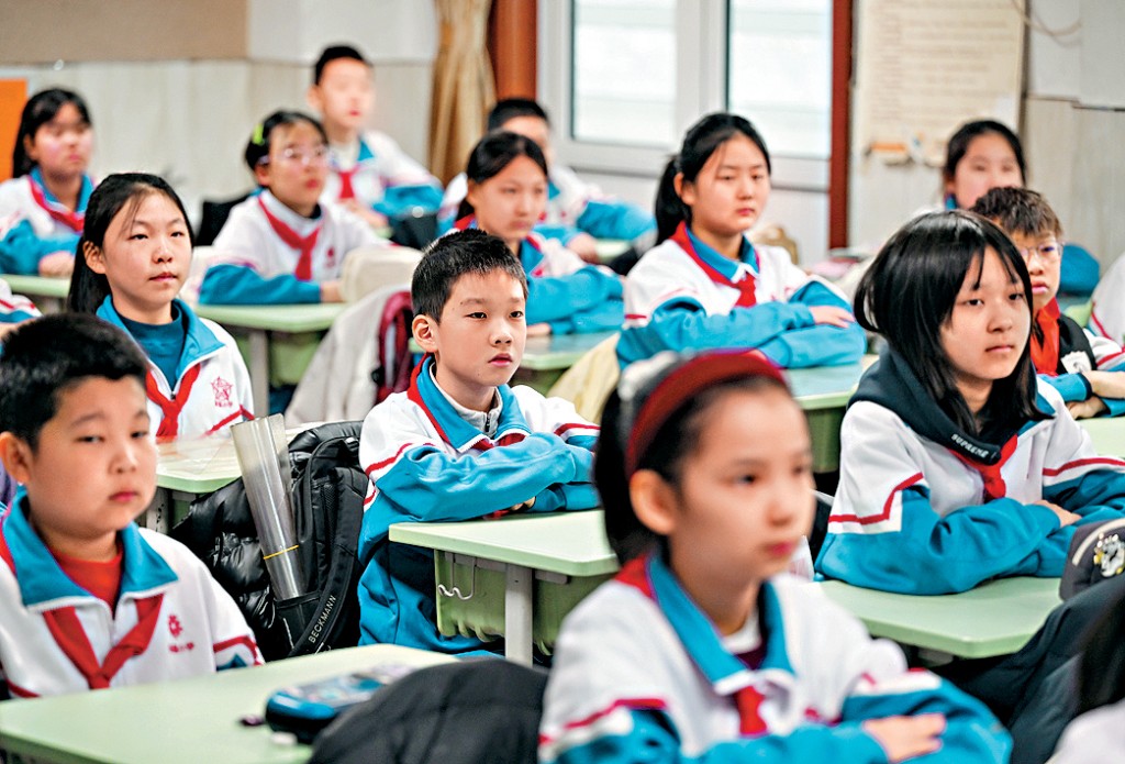 天津市的小學學生在教室上課。