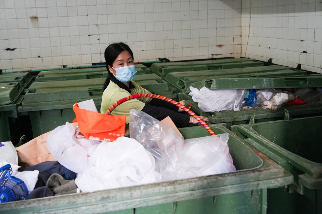清潔工人擔心新春臨近垃圾量會更多。吳艷玲攝