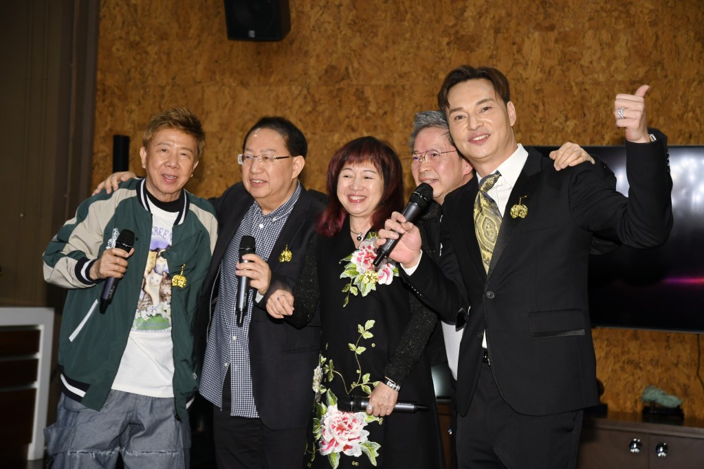尹光獲好友方俊(右起)、環星唱片老闆張國林、梅小青、劉家豪力撐。