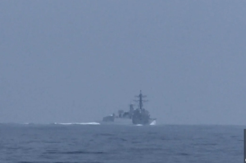 美國海軍4日深夜公布從鍾雲號拍攝到的解放軍「蘇州號」靠近30秒影片，畫面顯示，一艘解放軍船艦「橫切式」駛過鍾雲號船頭前方航道。