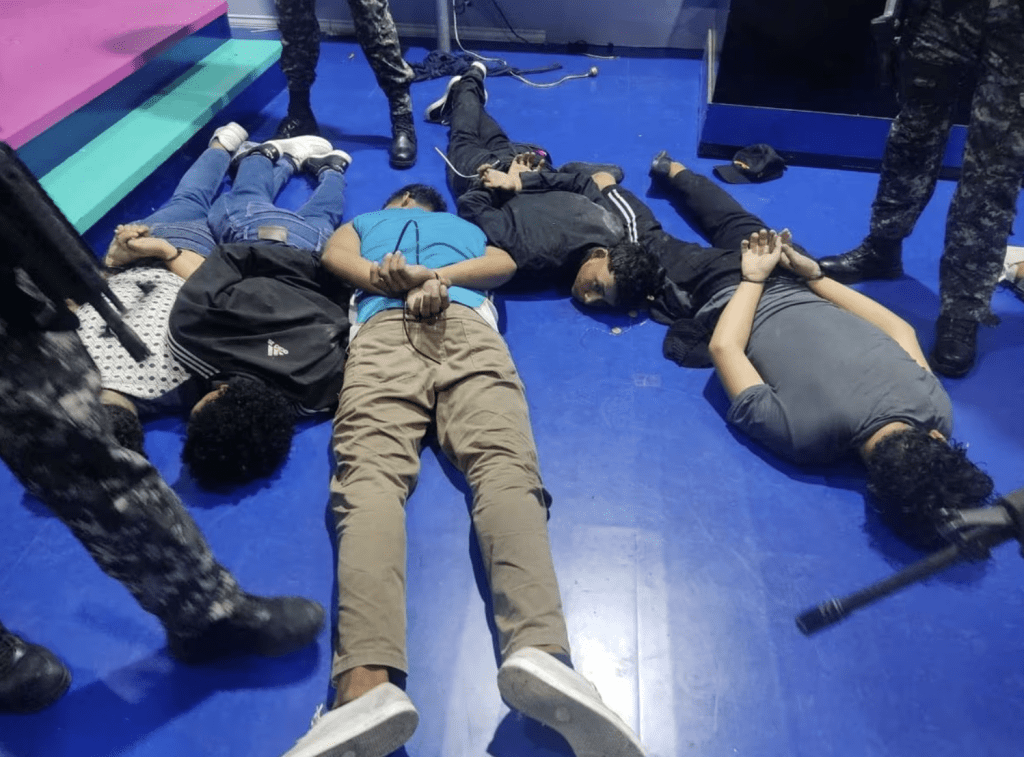 警方其后进入电视台并制服入侵者，之后在社群媒体上表示，事件一共逮捕了 13 人，并贴出一班年轻男子躺在地板上、双手被绑在背后的照片。