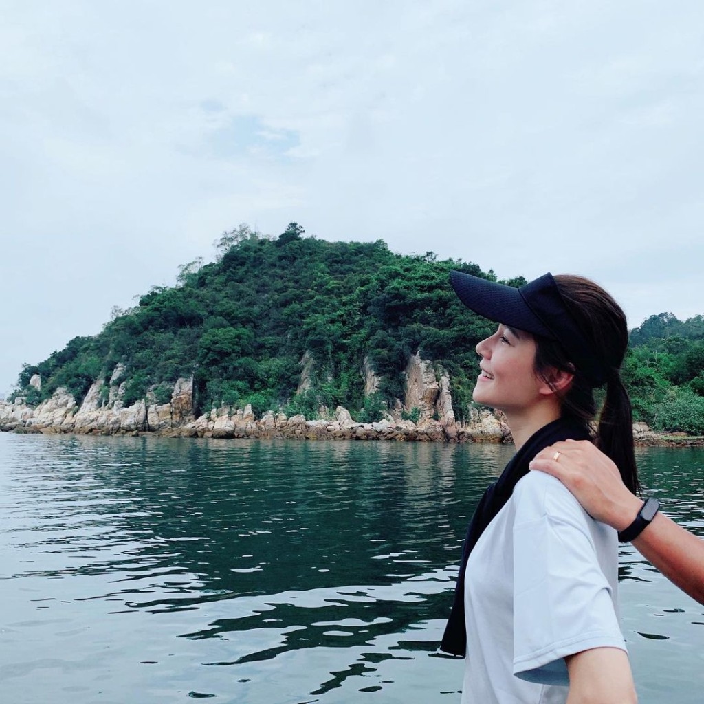 翠如笑稱感謝攝影師幫她和隻手留倩影。