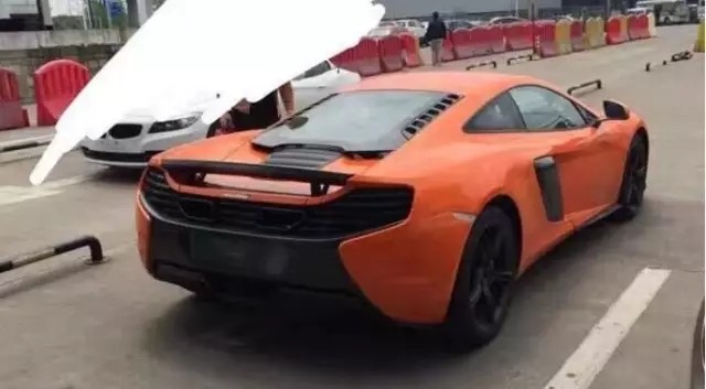 無車牌的橙色跑車估計價值約400萬。圖:騰訊