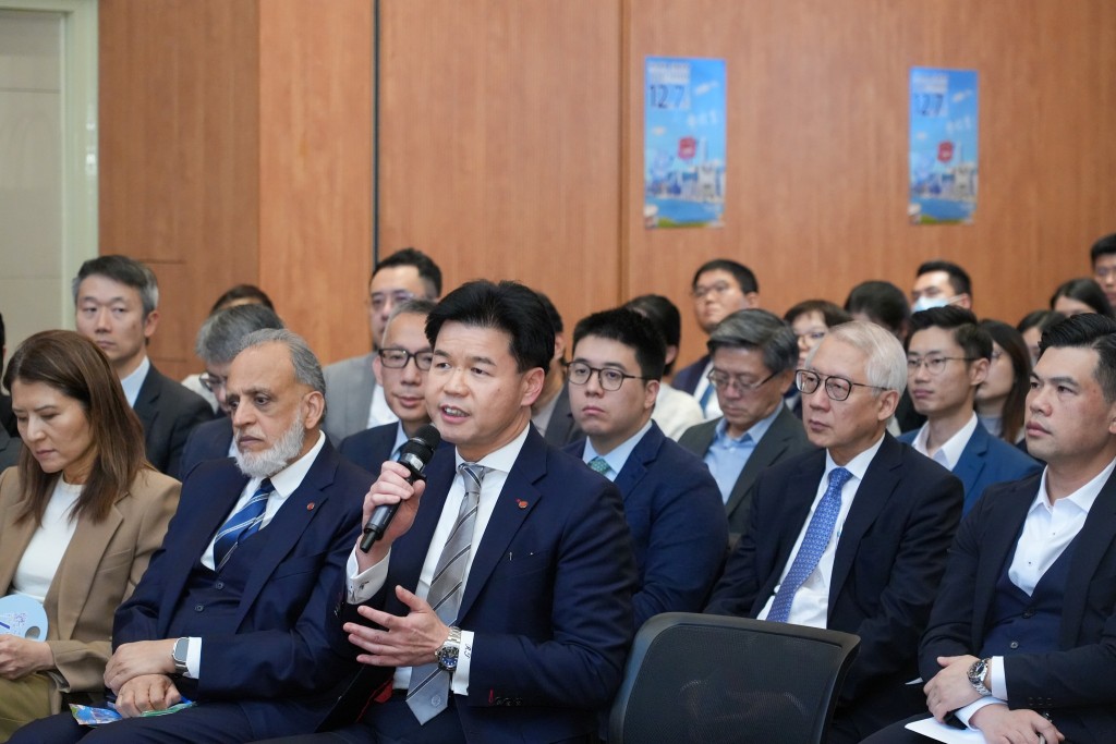 律師會會長湯文龍（持咪者）。