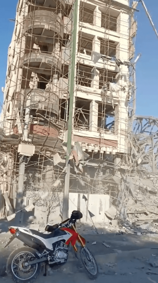 現場流傳的圖片顯示，該建築物在爆炸後嚴重坍塌，淪為一片瓦礫。X/omiddana19