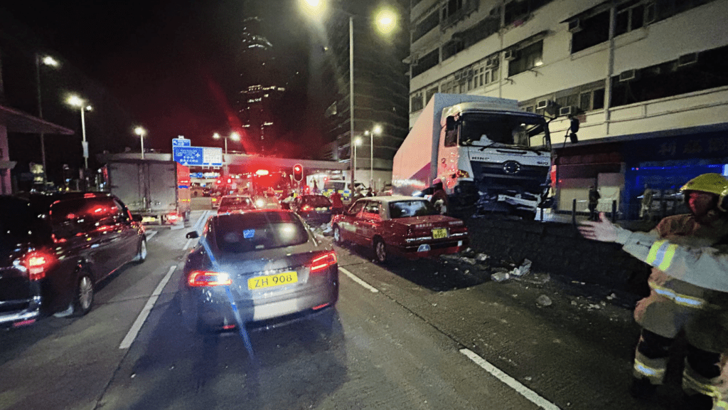 車禍後,大型密斗貨車鏟上路中分隔石壆,將石壆上的石撼碎,碎石四濺,擊中對面行車線的車輛,包括停在燈口位的兩輛的士,一輛Tesla私家車和一輛寶馬私家車。蔡楚輝攝 車禍後,大型密斗貨車鏟上路中分隔石壆,將石壆上的石撼碎,碎石四濺,擊中對面行車線的車輛,包括停在燈口位的兩輛的士,一輛Tesla私家車和一輛寶馬私家車。蔡楚輝攝
