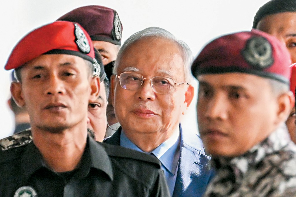 大马前总理纳吉布去年10月现身吉隆坡法院。