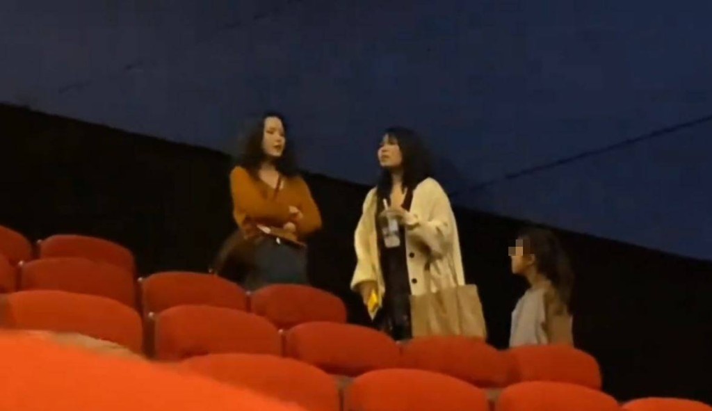 白衣少女電影院座位被佔，反遭對方（紅衣）指罵「沒社會地位出來幹嗎？」微博＠二七塔日記