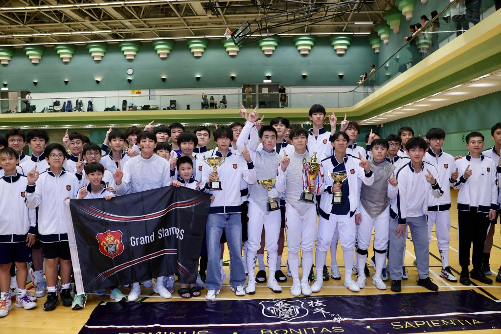 男拔包辦男子花劍及重劍團體賽冠軍,賽後跟啦啦隊及教練們合照。徐嘉華攝 男拔包辦男子花劍及重劍團體賽冠軍,賽後跟啦啦隊及教練們合照。徐嘉華攝