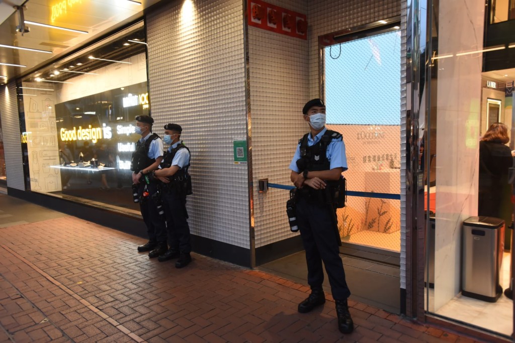 警方在案發現場加強防範。