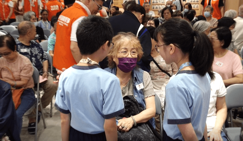 許多學生大使在活動中深受感動。 許多學生大使在活動中深受感動。