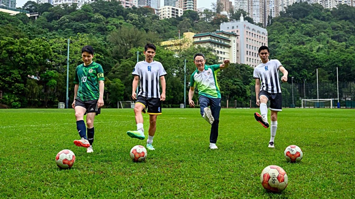 海關與律政司人馬在球場較勁。fb：香港海關