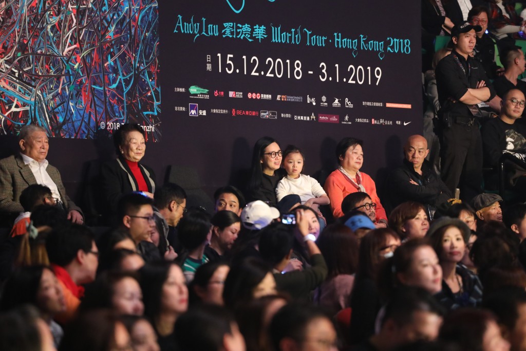 刘德华上次举行香港演唱会已是2018年，女儿刘向蕙曾首次与妈妈在台下欣赏爸爸的演唱会。