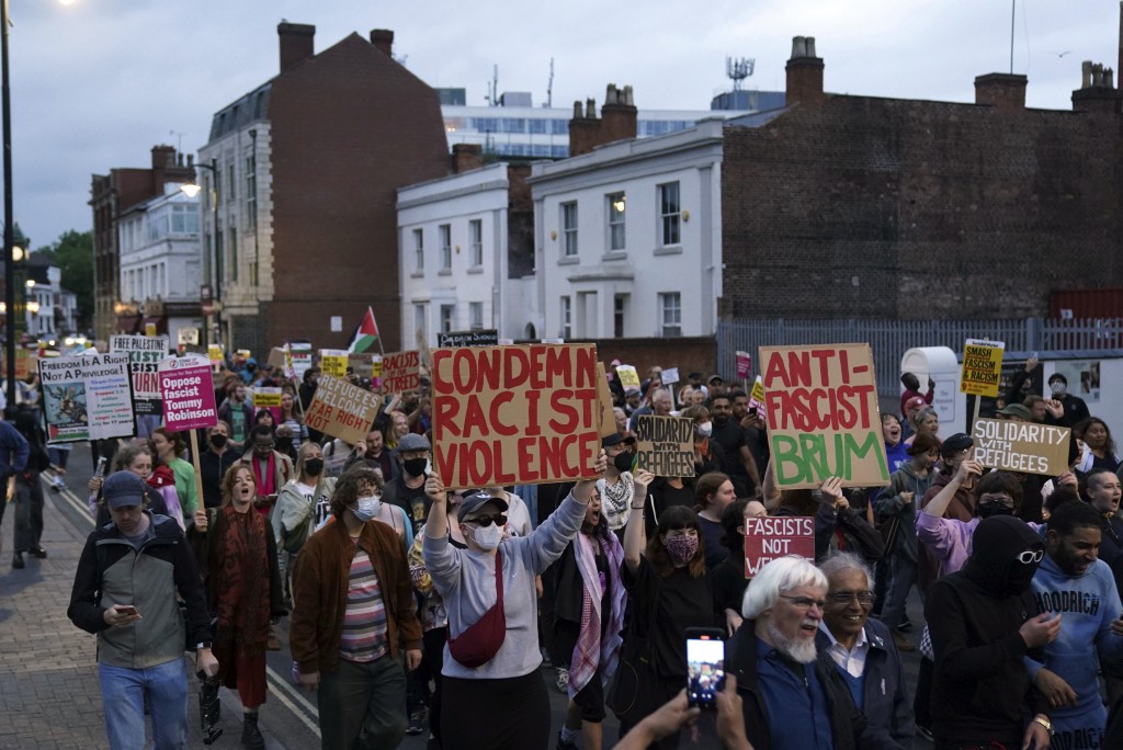 英国多地爆发13年来最大规模的骚乱，各地过去一周至少有数以十场示威。