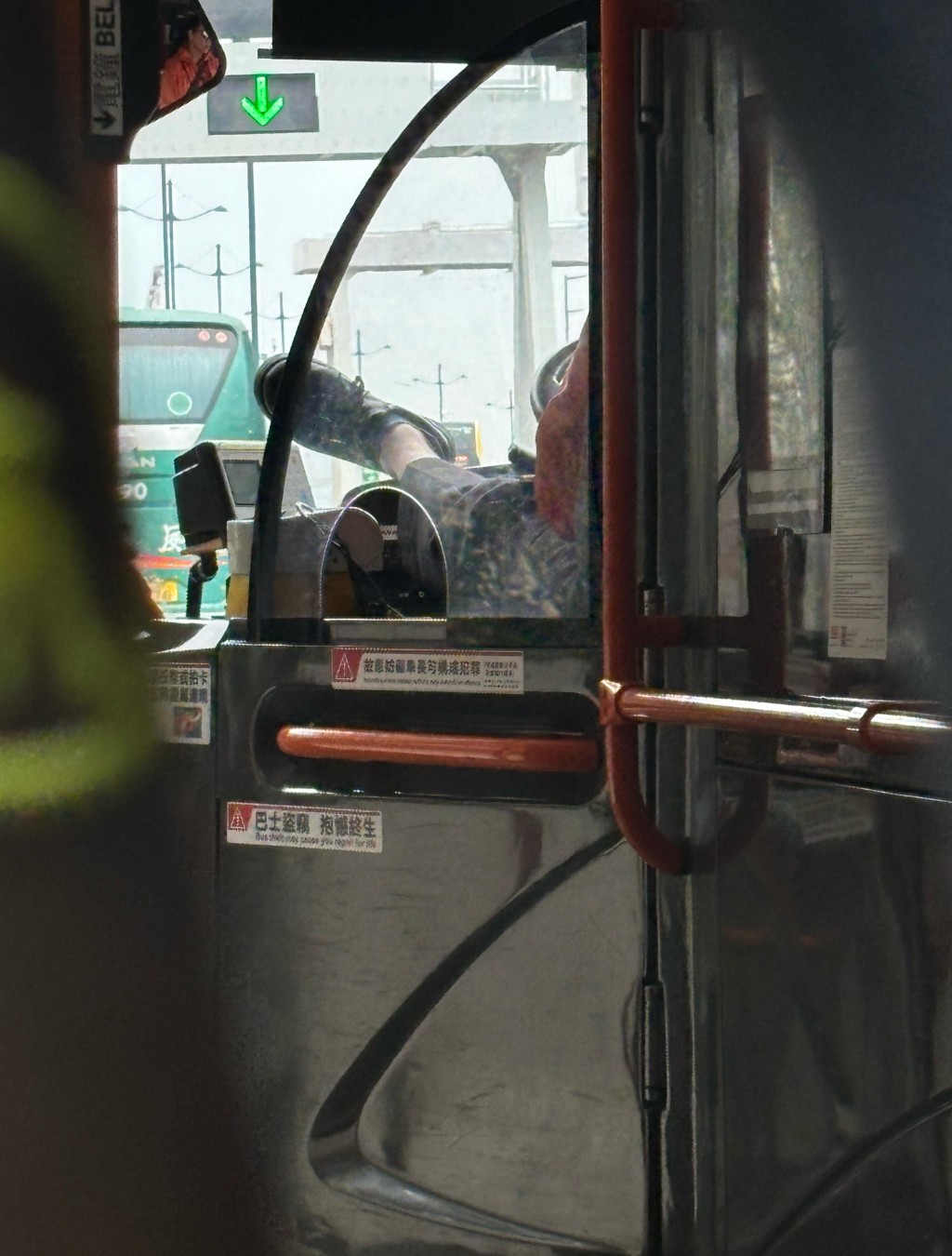 車長在駕車途中「晾高腳」。讀者提供圖片