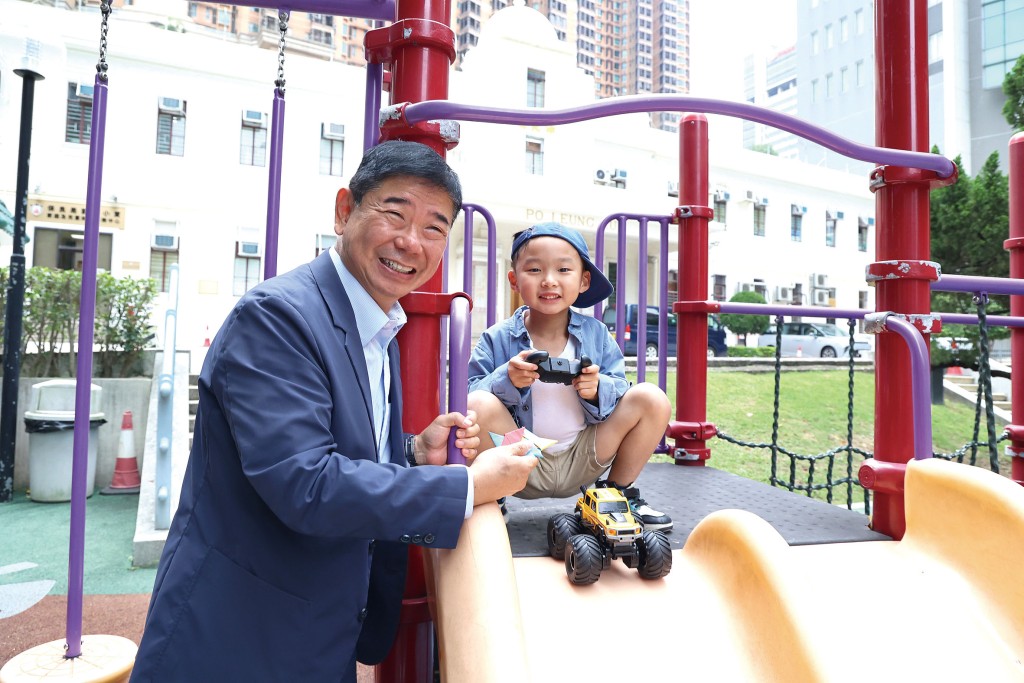 助養人譚堅與翁翁在公園一起玩遙控車,簡單的快樂是二人相處時最珍貴的回憶。 助養人譚堅與翁翁在公園一起玩遙控車,簡單的快樂是二人相處時最珍貴的回憶。