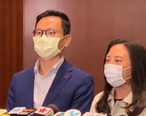 葛珮帆(右)和陳恒鑌(左)促運輸署加派人手以加快處理續牌申請的進度。 民建聯FB圖