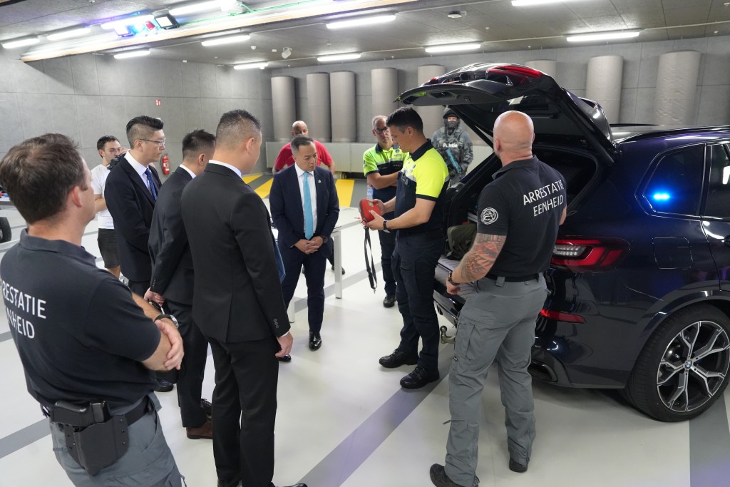 圖示周一鳴（右）及代表團參觀當地警隊射擊場並聽取人員講解。
