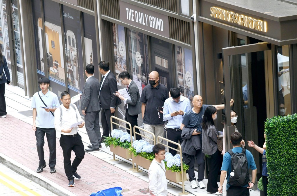 灣仔SPRING GARDEN現樓不時出現參觀人流。 灣仔SPRING GARDEN現樓不時出現參觀人流。