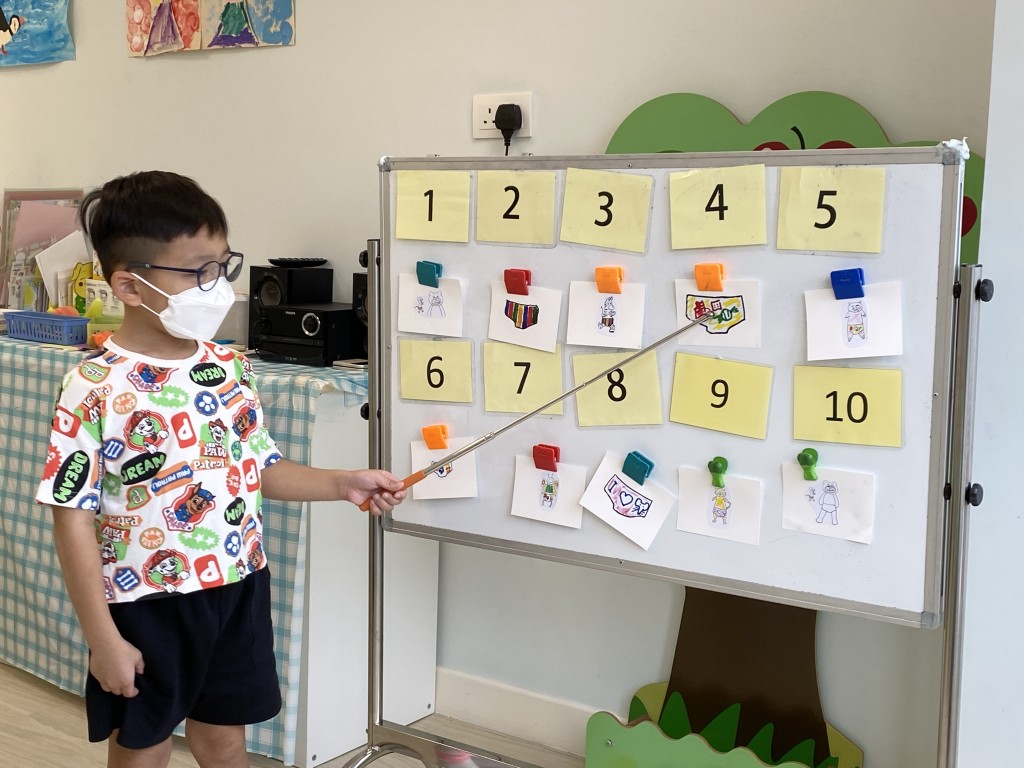 绘本内的情节简化成十幅相关的图像，小朋友单从画，再将故事讲一次，当中涉猎面试时须具备的演讲技巧，像「自我介绍」，以及运用连接词「从前」「最后」……结语是「多谢各位」。