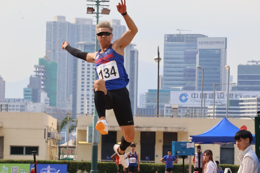 高浩塱以8米01于港锦赛男子跳远封王，成为继陈铭泰后第二名跳入8米的港将。徐嘉华摄