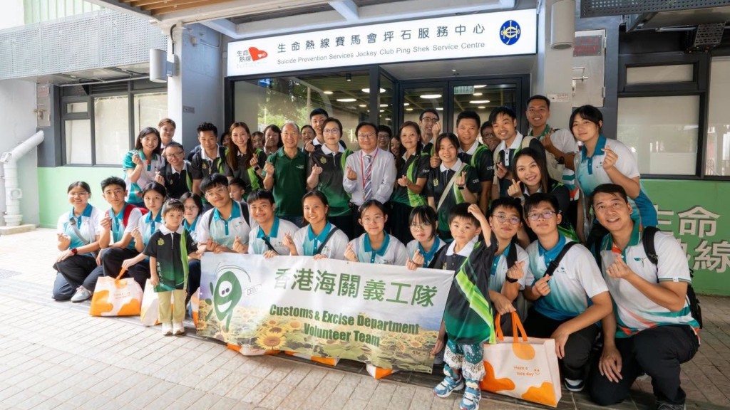 中秋節｜海關副關長率義工及青年 探訪區內長者送關懷
