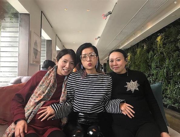 徐濠縈摸住兩位大肚婆的肚皮。
