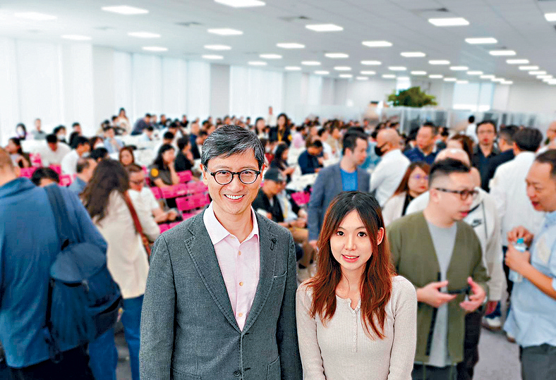 恒基韓家輝（圖左）表示，woodis兩輪銷售共售出105伙，套現約10.57億。