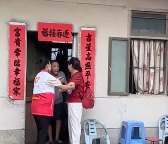 女游客硬闯全红婵老家住所。