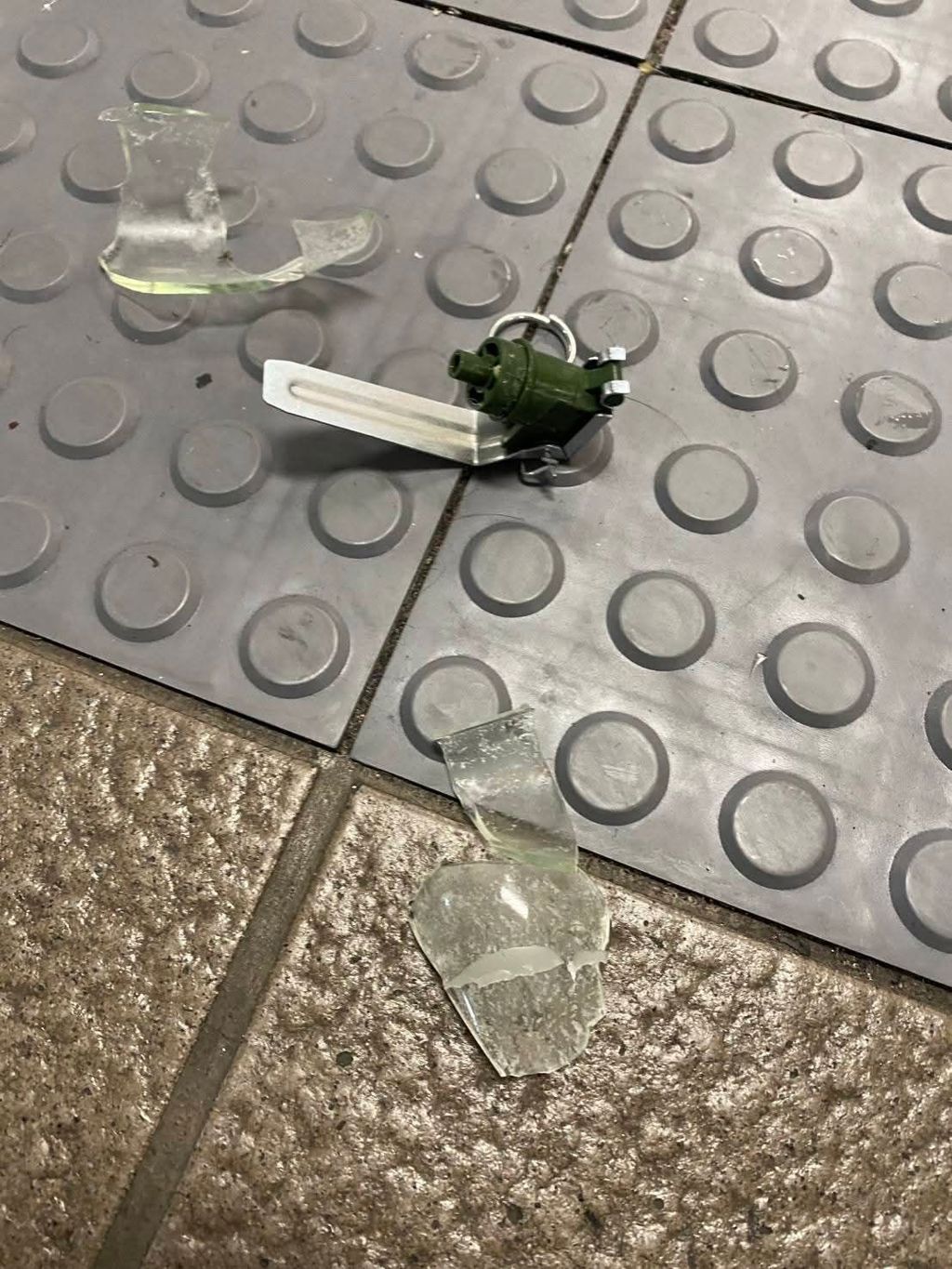 現場留下彈藥殘骸。 中時