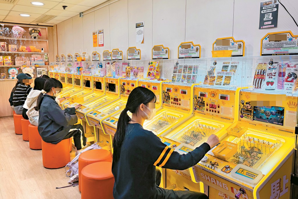 弹珠机店近日在各区「遍地开花」，部分更开设于学校、补习社及兴趣班中心附近专攻学生客。