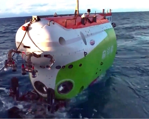 中国全海深载人潜水器「奋斗者」号在马里亚纳海沟成功坐底。央视图片